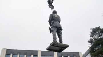 Кран для установки памятника