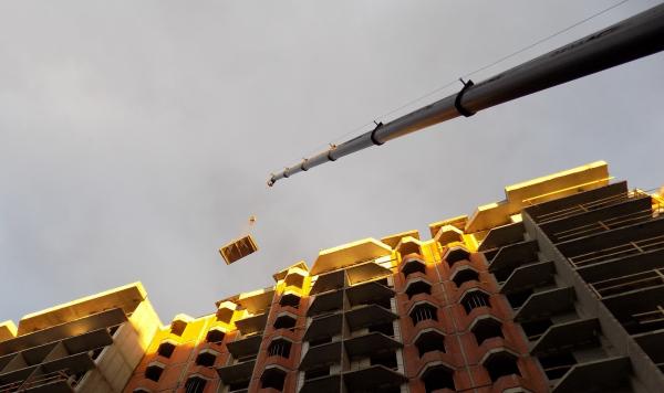 Подача материалов на крышу