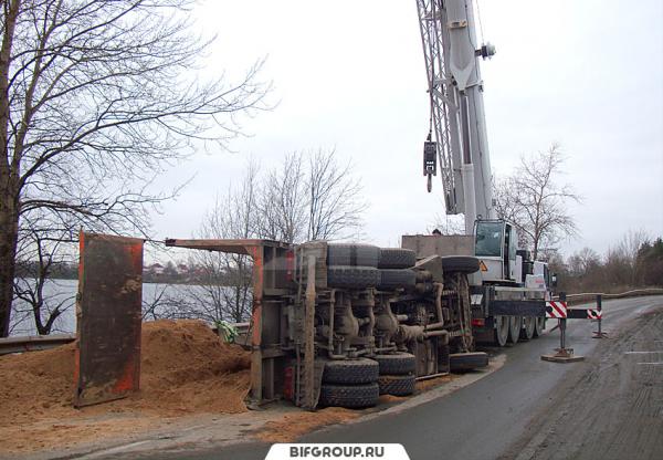 Что делать, если перевернулся грузовик